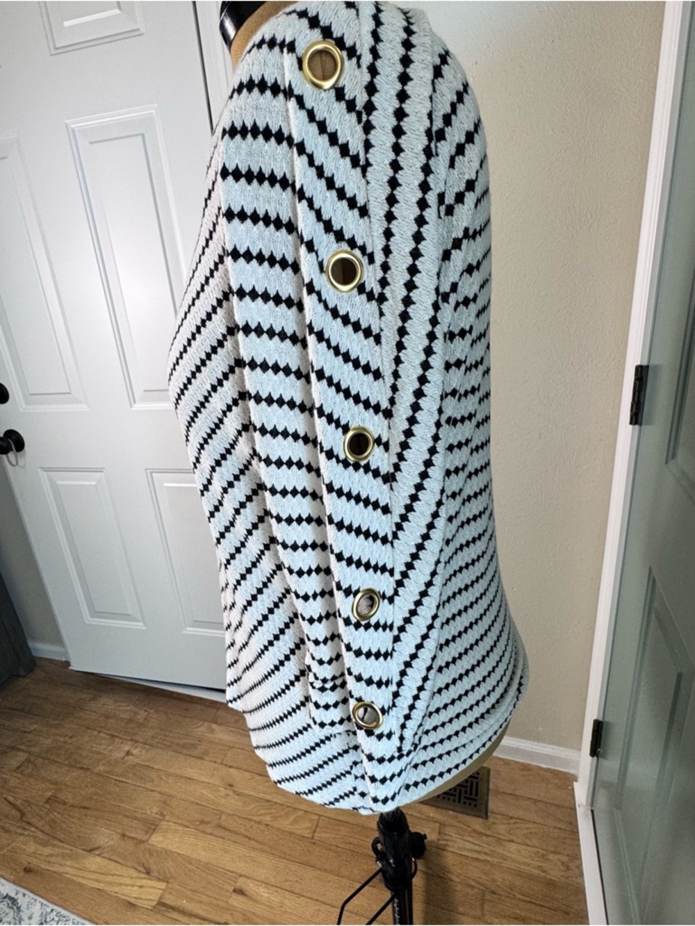 Bellini Black and White Chevron Top Large Grommet Sleeve - Picture 4 of 8